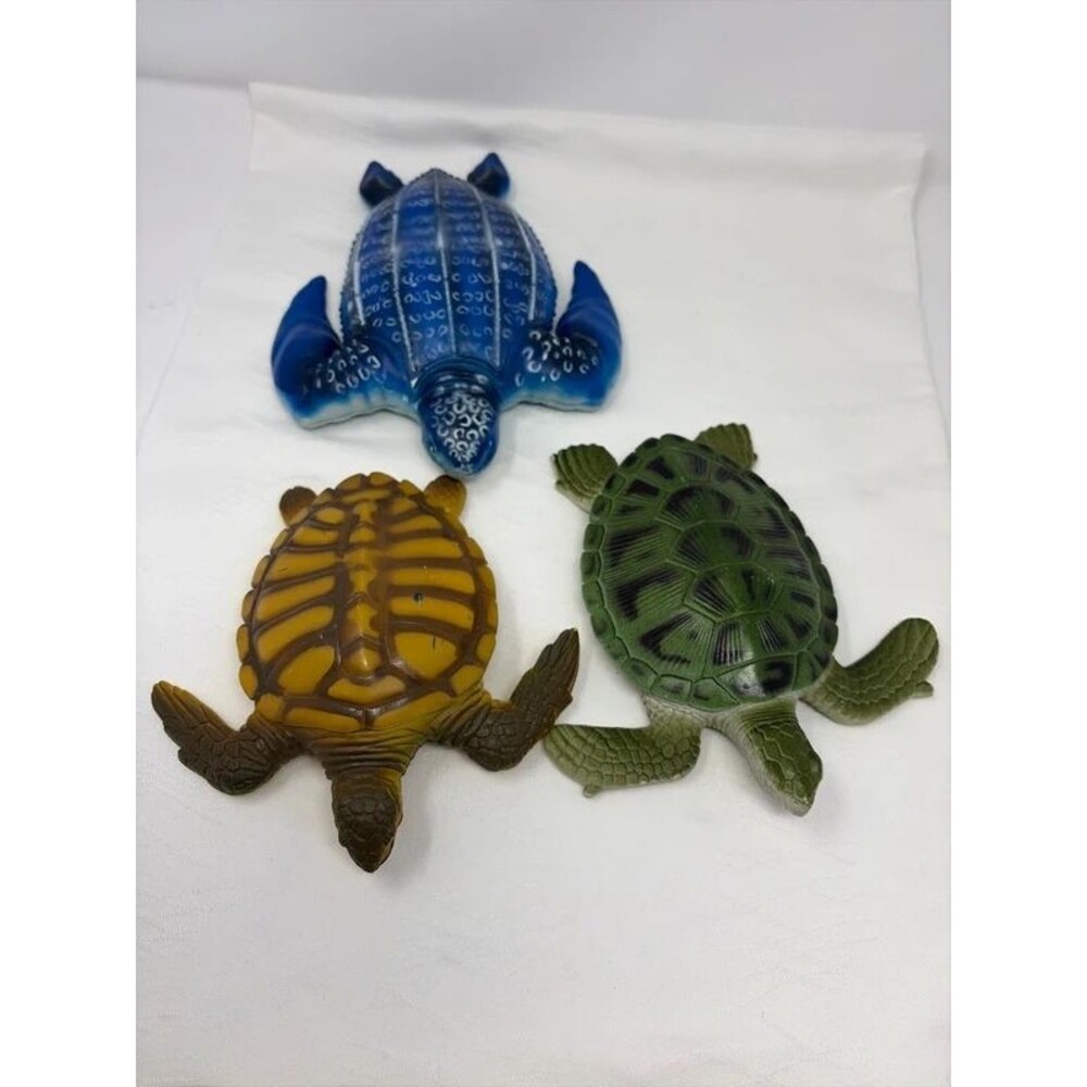 Set of 3 vintage lamari turtles read